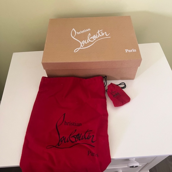 Christian Louboutin - Picture 5 of 6